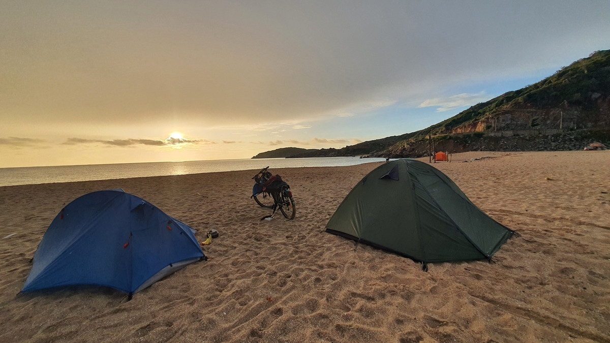 Chang trai 3 lan dap xe xuyen Viet, cho su tu te di khap Viet Nam-Hinh-4