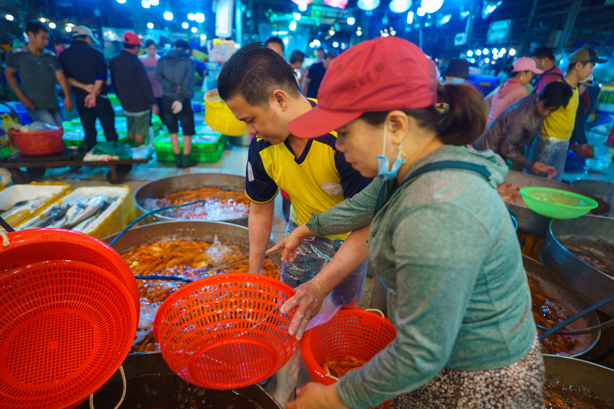 Trong khi đó, chị Phan Thị Chi (38 tuổi), tiểu thương chợ Thảo Điền, cũng là một khách quen của vựa. Chị Chi cho biết, cũng như mọi năm, lần này chị nhập hơn 100kg.