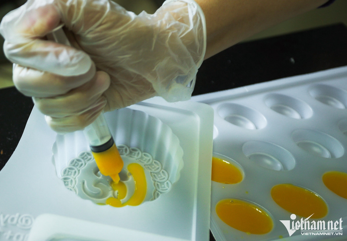 Nguyên liệu làm bánh chủ yếu là thạch rau câu, sữa, đường, caramel, hương vị vani, cà phê, trứng. Thạch sau khi nấu sẽ được đổ vào khuôn nhiều lớp và tạo các màu sắc khác nhau.