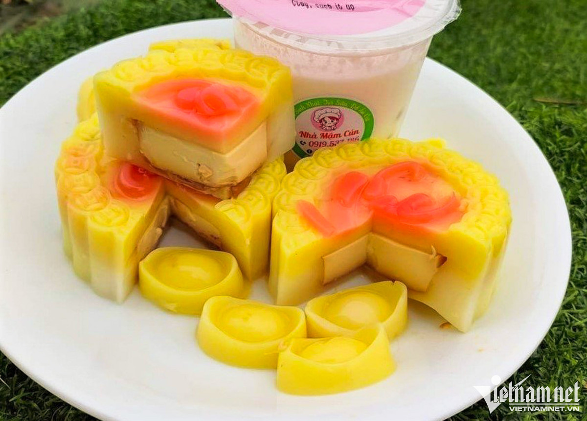 Mỗi cặp bánh đủ chữ tài lộc và 5 thỏi vàng sau khi hoàn thiện được bán với giá 120.000 đồng.