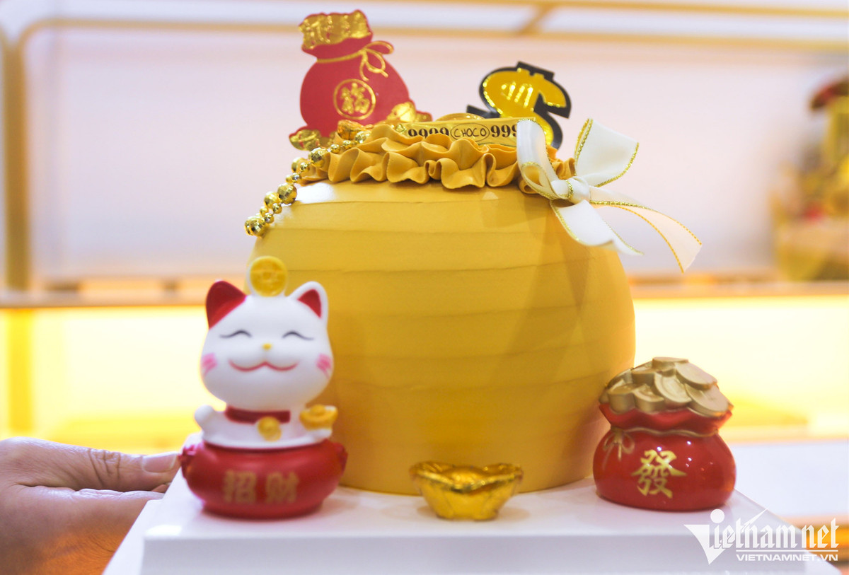 Các loại bánh kem hình tài lộc cũng đắt khách trong ngày vía Thần Tài với mong muốn phát tài phát lộc, cả năm sung túc.