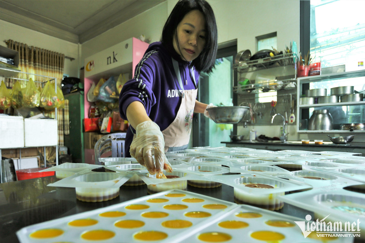 Ba năm liền làm bánh thạch chữ "tài lộc" để giao cho khách, chị Nguyễn Thị Thu Hà - chủ tiệm bánh sinh nhật trên đường Mai Thúc Loan, xã Thạch Hưng, TP Hà Tĩnh cho biết, năm nay lượng khách đặt hàng đông hơn năm trước, nhân viên tất bật làm việc xuyên đêm.