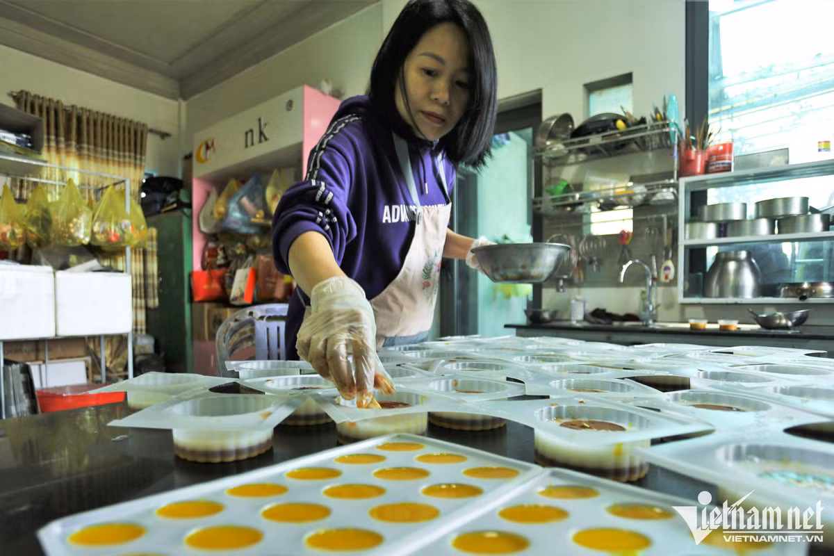 Ba năm liền làm bánh thạch chữ "tài lộc" để giao cho khách, chị Nguyễn Thị Thu Hà - chủ tiệm bánh sinh nhật trên đường Mai Thúc Loan, xã Thạch Hưng, TP Hà Tĩnh cho biết, năm nay lượng khách đặt hàng đông hơn năm trước, nhân viên tất bật làm việc xuyên đêm.