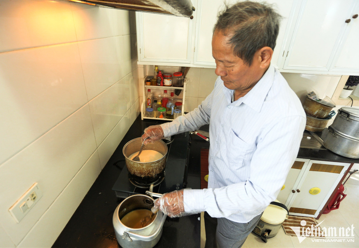 Để kịp số lượng bánh cung ứng theo đơn hàng, chị Hà phải nhờ người thân làm caramel tại nhà để đảm bảo chất lượng, hương vị.