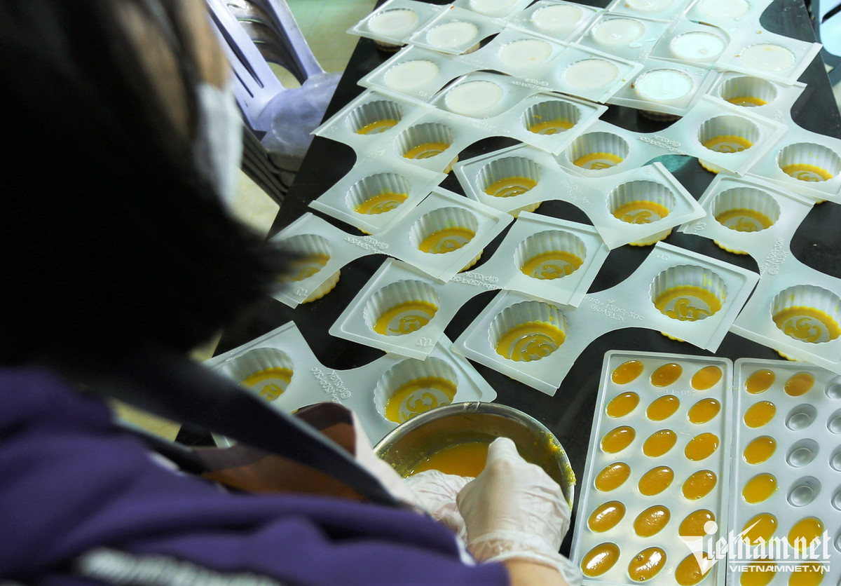 Người làm bánh cho biết, bánh được làm thủ công nên từng công đoạn phải cần sự khéo léo để các lớp thạch không bị tách rời nhau. Khi hoàn thiện bánh không được loang màu, rõ nét chữ. Mùi vị và màu sắc bánh phải đảm bảo yêu cầu đề ra.