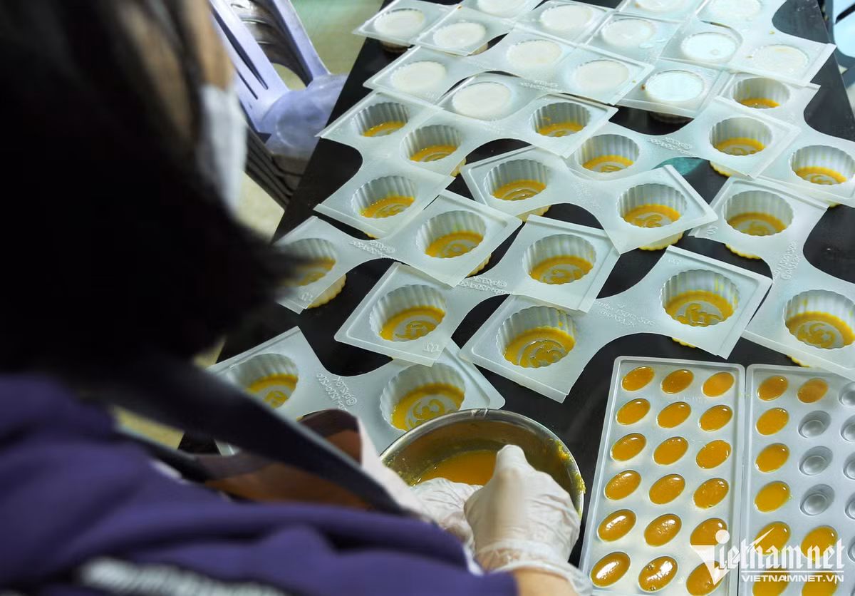 Người làm bánh cho biết, bánh được làm thủ công nên từng công đoạn phải cần sự khéo léo để các lớp thạch không bị tách rời nhau. Khi hoàn thiện bánh không được loang màu, rõ nét chữ. Mùi vị và màu sắc bánh phải đảm bảo yêu cầu đề ra.