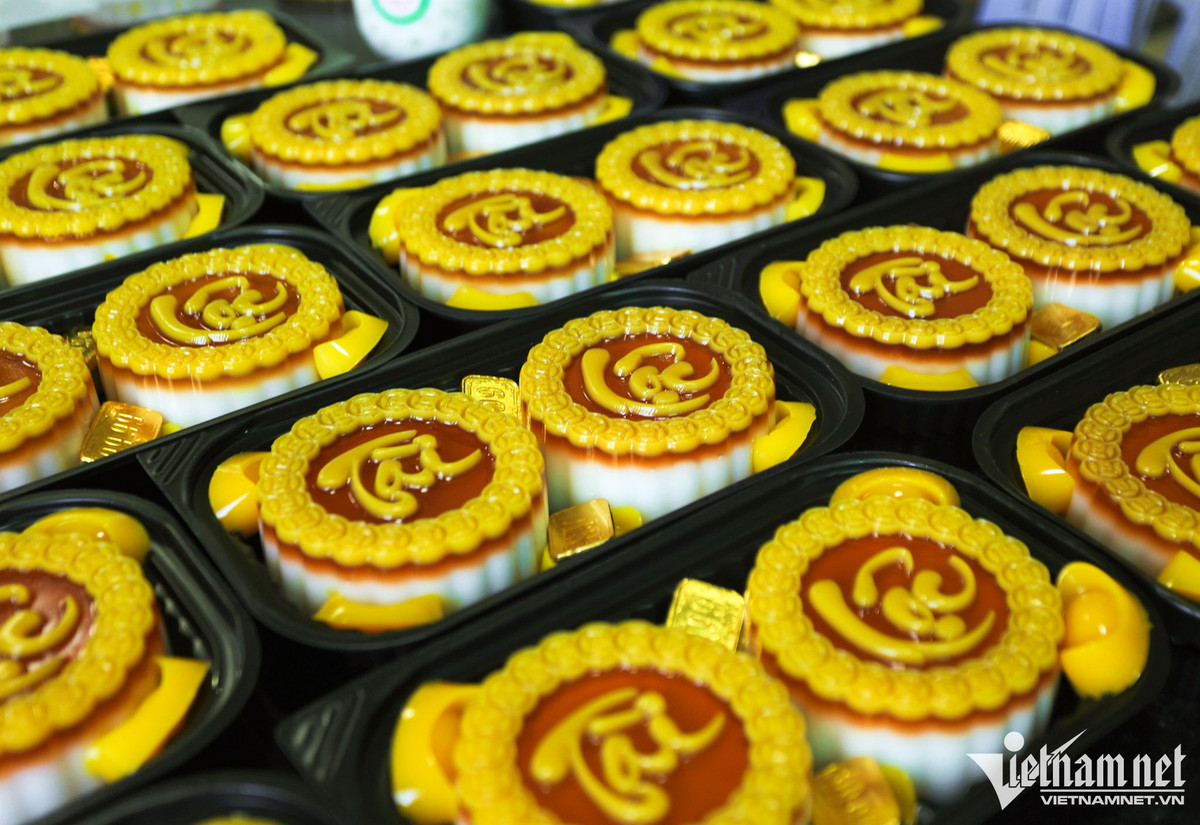 Do bánh làm thủ công, mất nhiều thời gian, tiệm không dám nhận thêm đơn vì sợ không thể cung ứng đúng dịp cho khách. “100 đơn hàng cặp bánh thạch có chữ tài lộc khách đặt cả tuần nay đều đã kịp giao", chị Hà nói. 