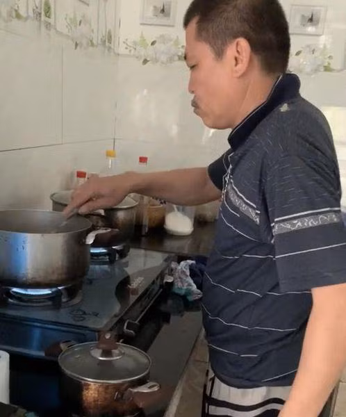 Con dau ngu 12h chua day, bo chong can man vao bep nau an-Hinh-3