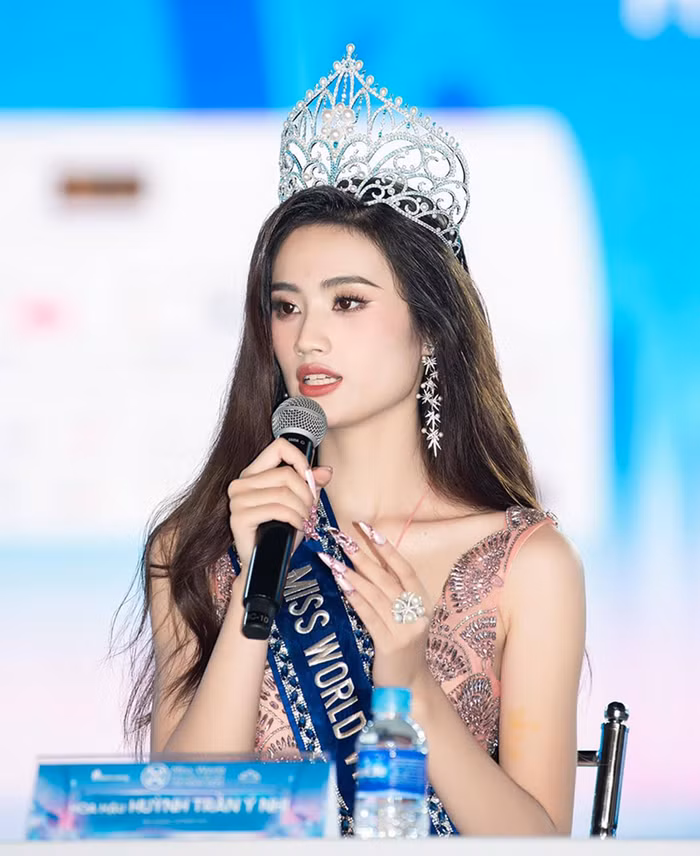 Công khai nâng ngực khiến Thanh Thủy không thể thay Ý Nhi thi Miss World? - Hình 6 Cong khai nang nguc khien Thanh Thuy khong the thay Y Nhi thi Miss World?-Hinh-6