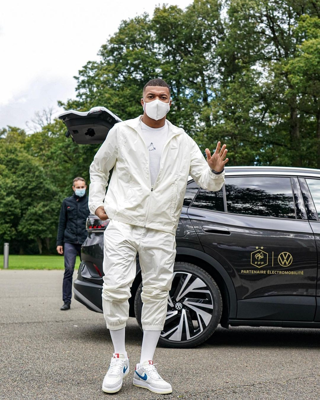 Phong cách đi tập của siêu sao 25 tuổi được nhiều người khen đơn giản nhưng vẫn nổi bật. Set đồ sáng màu của Nike gồm: áo thun, quần gió, quần đồng điệu, tất chân và sneakers dòng Air Jordan 1.