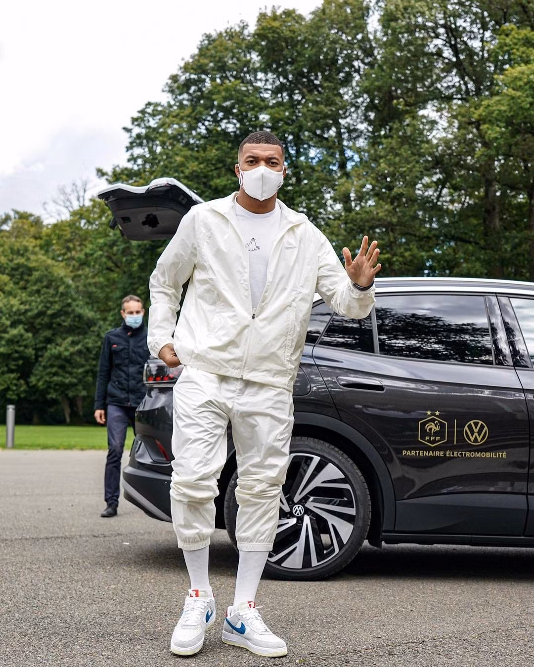 Phong cách đi tập của siêu sao 25 tuổi được nhiều người khen đơn giản nhưng vẫn nổi bật. Set đồ sáng màu của Nike gồm: áo thun, quần gió, quần đồng điệu, tất chân và sneakers dòng Air Jordan 1.