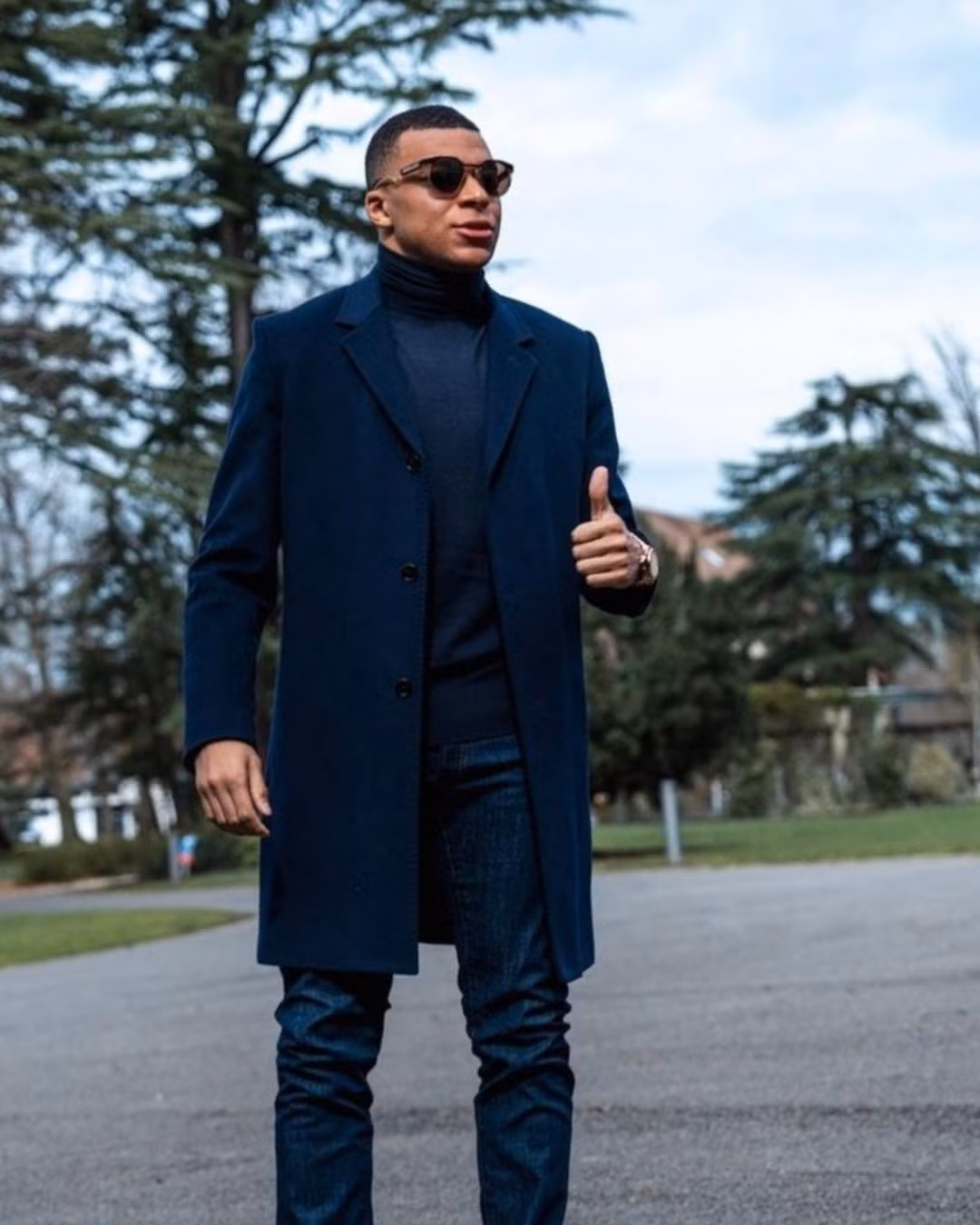 Anh thu hút hơn 5,3 triệu lượt thích và 28.000 bình luận khi khoe phong cách quý ông hồi tháng 3. Siêu sao sinh năm 1998 phối "cây" Dior gồm: áo len cao cổ, quần jeans, áo khoác dáng dài cổ điển. Kính mát Oakley và đồng hồ Big Bang bản giới hạn của Hublot giúp Mbappe hoàn thiện set đồ.