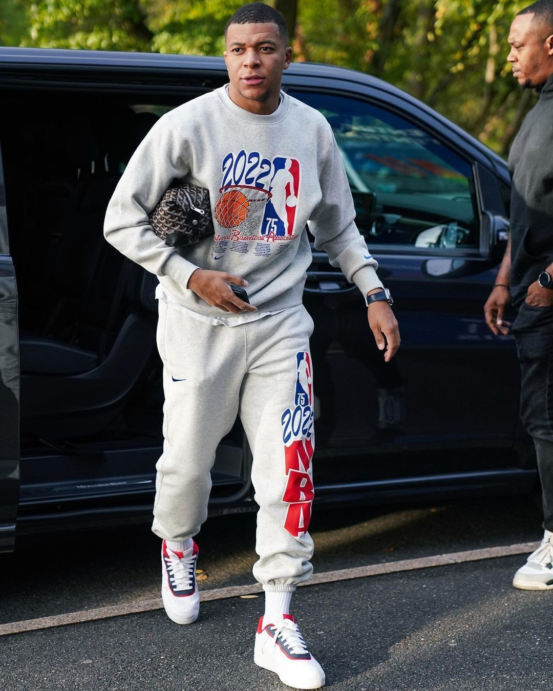 Mỗi lần đến khu tập, Kylian Mbappe thường ôm theo mẫu túi họa tiết monogram của hãng Maison Goyard vì tiện dụng, cất gọn một số vật dụng cần thiết.