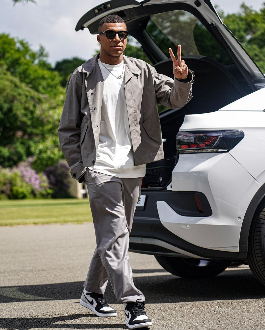 Anh lăng xê set đồ không logo thương hiệu, kiểu dáng đơn giản khi đến sân tập tháng 12/2022. Thay vì mặc bóng bẩy khoe độ giàu một cách phô trương, anh ủng hộ "Quiet Luxury" (sự sang trọng thầm lặng) hoặc "Stealth Wealth" (giàu ngầm), một xu hướng thời trang hot hiện nay.