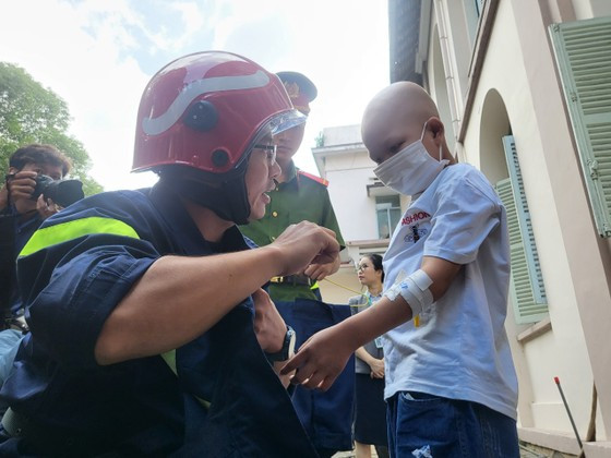 30 chien si cong an giup cau be ung thu thuc hien uoc mo lam linh cuu hoa