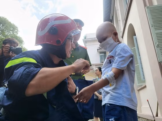 30 chien si cong an giup cau be ung thu thuc hien uoc mo lam linh cuu hoa