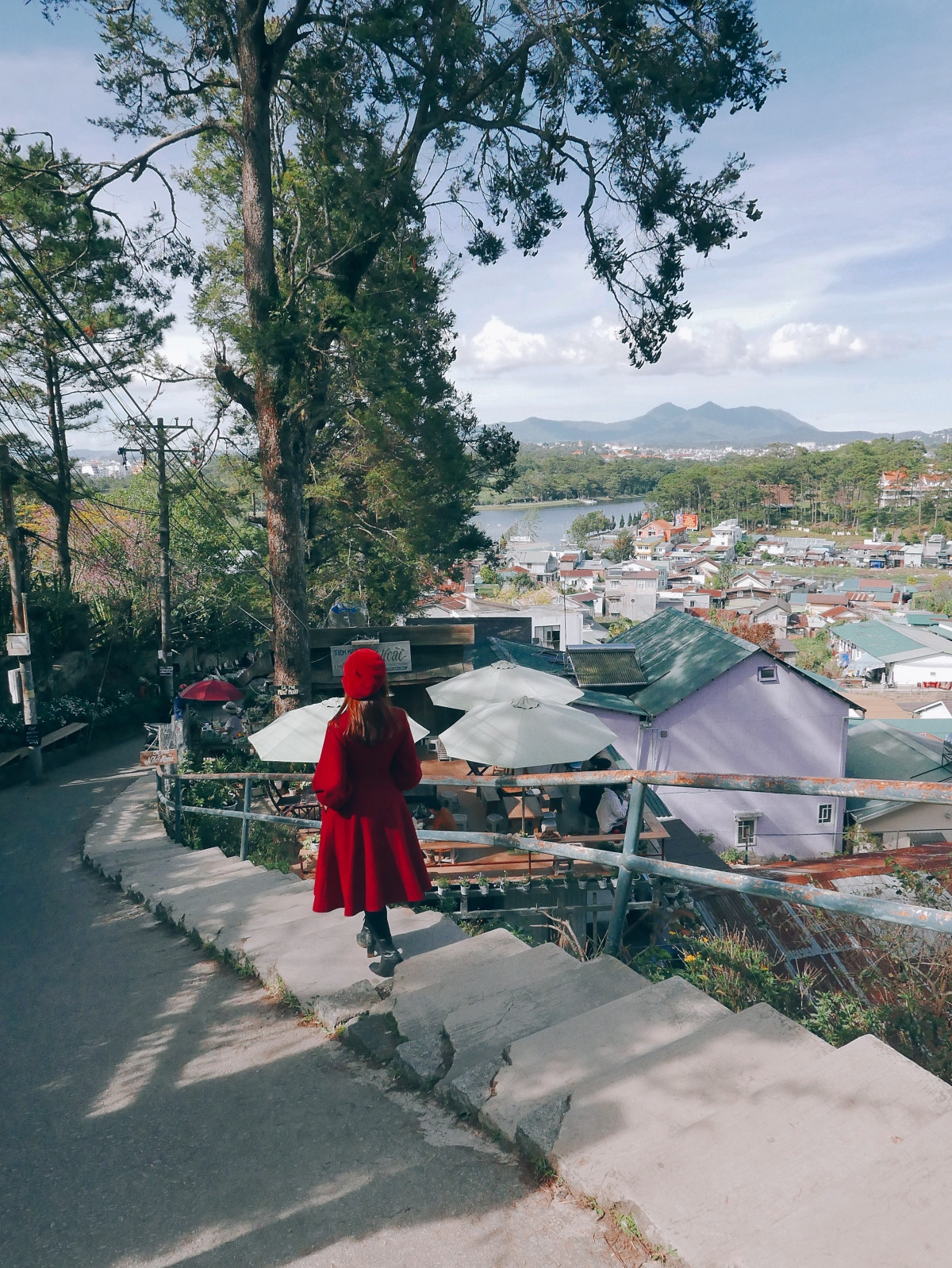 Từng xuất hiện trong MV “Tất cả sẽ thay em” của ca sĩ Phạm Quỳnh Anh, dốc số 7 (trên đường Trần Hưng Đạo) với tiệm may Nhớ Hoài là một điểm đến được nhiều người yêu thích.