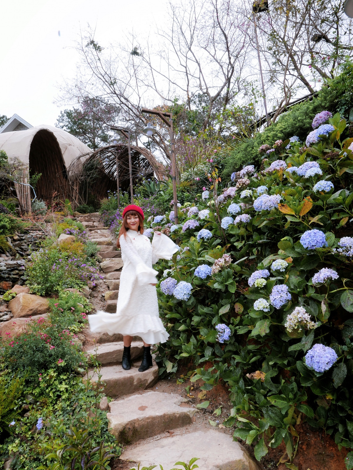 Vườn hoa và khung cảnh thiên nhiên tạo nên sức hút của quán cà phê Natureside (đường Hùng Vương, Phường 11, TP. Đà Lạt).