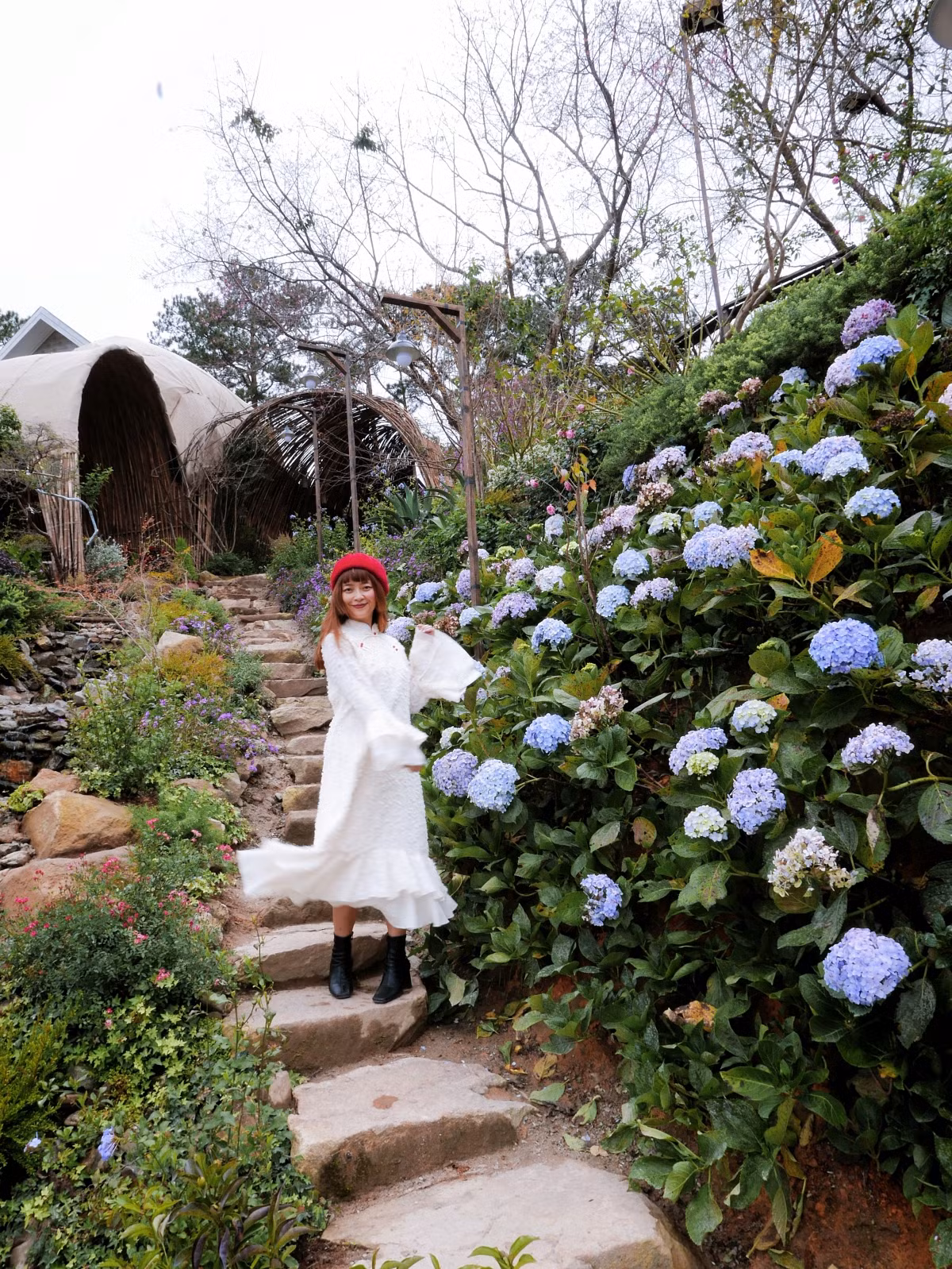 Vườn hoa và khung cảnh thiên nhiên tạo nên sức hút của quán cà phê Natureside (đường Hùng Vương, Phường 11, TP. Đà Lạt).