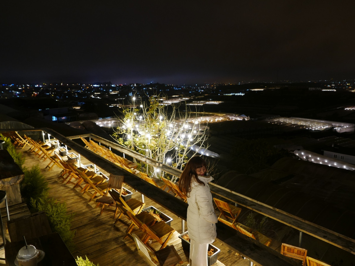 Từ tiệm nướng Xóm Lèo (Phường 11, TP. Đà Lạt), vô số nhà vườn rực sáng đằng xa trở thành phông nền hoàn hảo cho những bức ảnh.