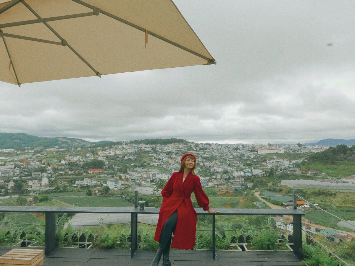 Ngắm toàn cảnh Đà Lạt từ quán Sunset Expresso (đường 3 tháng 4, TP. Đà Lạt).