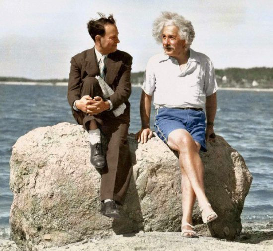 Einstein trên bãi biển năm 1939.