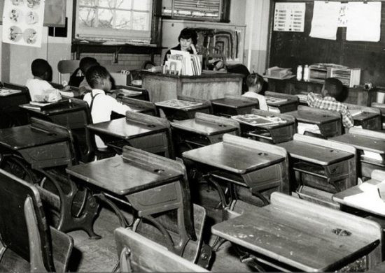 Một lớp học chỉ lác đác vài học sinh khi những học sinh da trắng từ chối đến ngôi trường không phân biệt chủng tộc mới mở ở New York năm 1964.