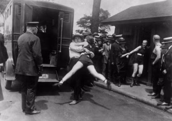 Những người phụ nữ bị bắt vì mặc đồ bơi liền mảnh và không phủ kín chân vào năm 1922.