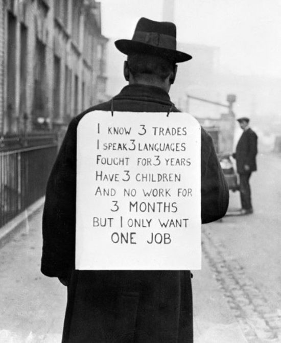 Một người đàn ông biểu tình phản đối tình trạng thất nghiệp vào những năm 1930. Những dòng chữ trên tấm biển mà người này đeo là: “Tôi biết 3 công việc, nói được 3 thứ tiếng, đi lính trong 3 năm, có 3 đứa con và không có việc trong 3 tháng rồi. Điều duy nhất tôi muốn là có 1 công việc”.