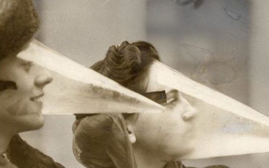 Mọi người đang đeo những chiếc mặt nạ bằng nhựa để bảo vệ mặt khỏi những trận bão tuyết khi ra đường ở Canada năm 1939.