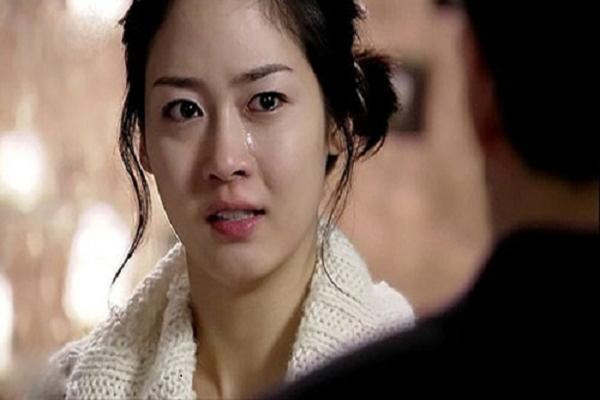 Chong xem bong bo mac con sot, vo dap vo tivi roi ly hon-Hinh-2