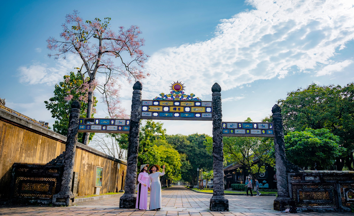 Những cây ngô đồng trong Hoàng cung Huế trổ bông khoe sắc thu hút nhiều người dân, du khách check-in, lưu giữ lại những khoảnh khắc.