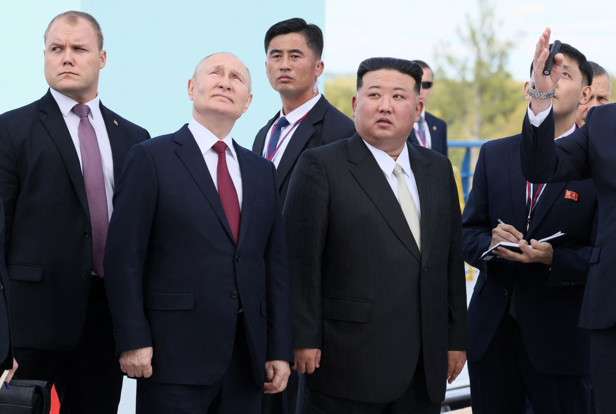 Phát ngôn viên của ông Putin, Dmitry Peskov tuyên bố Nga sẽ xây dựng quan hệ với Triều Tiên trên cơ sở đôi bên cùng có lợi bất chấp các yếu tố bên ngoài. Ông khẳng định, sự hợp tác giữa Nga và Triều Tiên được duy trì vì lợi ích của người dân hai nước và không nhằm mục đích chống lại bất kỳ ai. Theo ông, mối quan hệ đầy đủ bao hàm hợp tác kỹ thuật quân sự và trao đổi quan điểm về an ninh (Ảnh: Reuters).