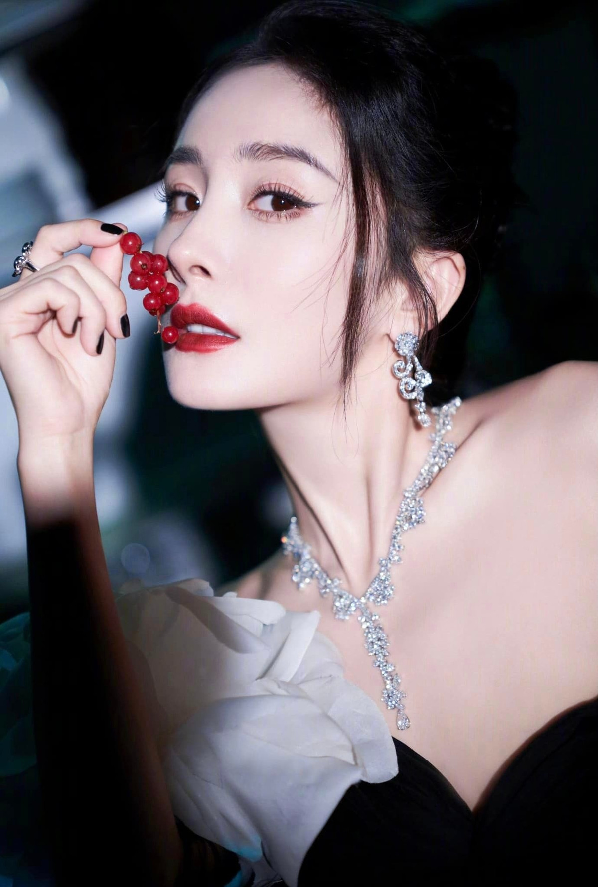 Hinh anh goi cam cua Duong Mich o tuoi 37-Hinh-7