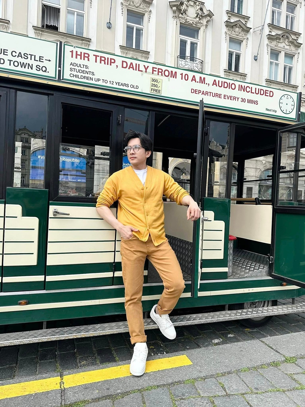 Đối với Đan Trường, nam ca sĩ hài lòng với cuộc sống hiện tại nhưng vẫn muốn có thêm nhiều thời gian gần gũi con trai. Anh ưu tiên những chuyến lưu diễn ở Mỹ để thăm con nhưng thấy "vẫn chưa đủ" (Ảnh: Facebook nhân vật).