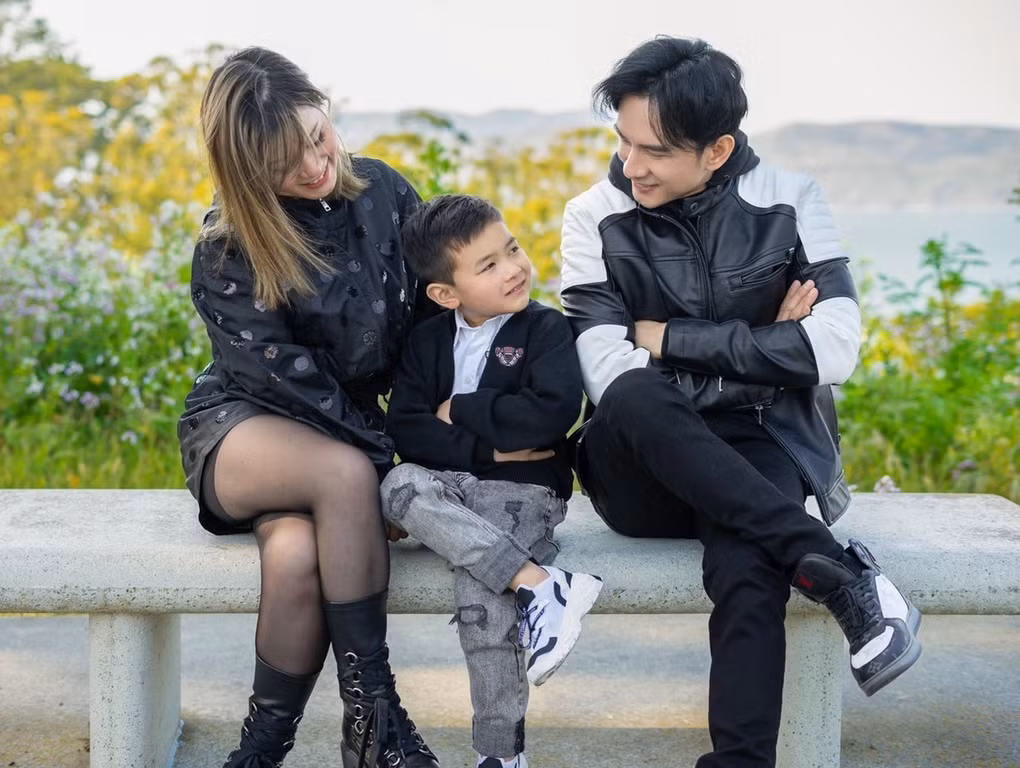 Thủy Tiên cũng luôn quan tâm người nhà của Đan Trường. Nữ doanh nhân thường xuyên hỏi thăm gia đình chồng cũ, giúp đỡ khi mẹ và em gái Đan Trường sang Mỹ định cư. Khi chồng cũ sang Mỹ lưu diễn, cô đưa bé Thiên Từ đến thăm bà nội (Ảnh: Facebook nhân vật).