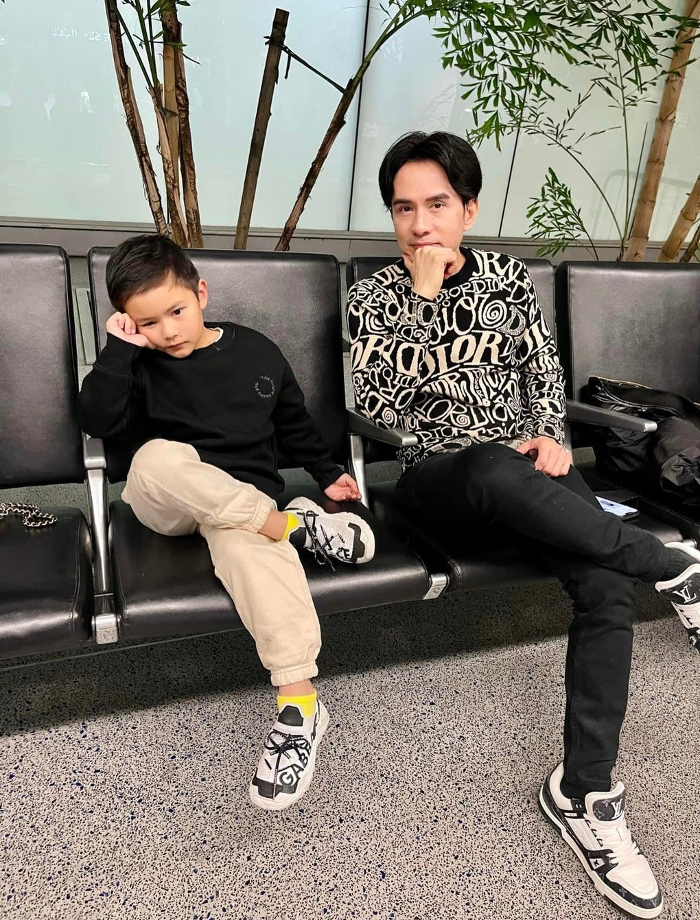 Thiên Từ năm nay lên 6 tuổi, thi thoảng xuất hiện cùng cha ở một số buổi diễn. Cậu bé được khán giả khen thừa hưởng nét đẹp từ bố và mẹ, có năng khiếu ca hát, vũ đạo. Tuy nhiên Đan Trường chưa có ý định hướng con theo con đường nghệ thuật vì muốn bé phát triển tự nhiên (Ảnh: Facebook nhân vật).