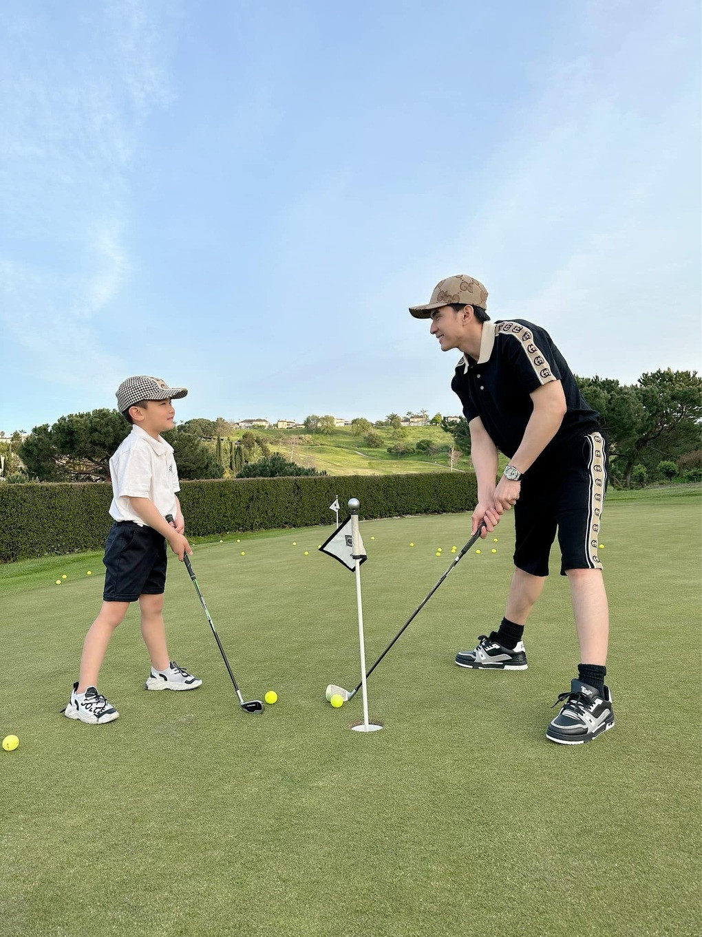 Đan Trường khẳng định dù bé Thiên Từ sống ở Mỹ cùng mẹ, anh và con ít gặp gỡ nhưng tình cảm giữa hai cha con không hề suy giảm. Tuy nhiên, vì bé chủ yếu nói tiếng Anh nên nam ca sĩ vẫn đang cố gắng giúp bé hiểu tiếng Việt nhiều hơn, cải thiện giao tiếp cùng con (Ảnh: Facebook nhân vật).