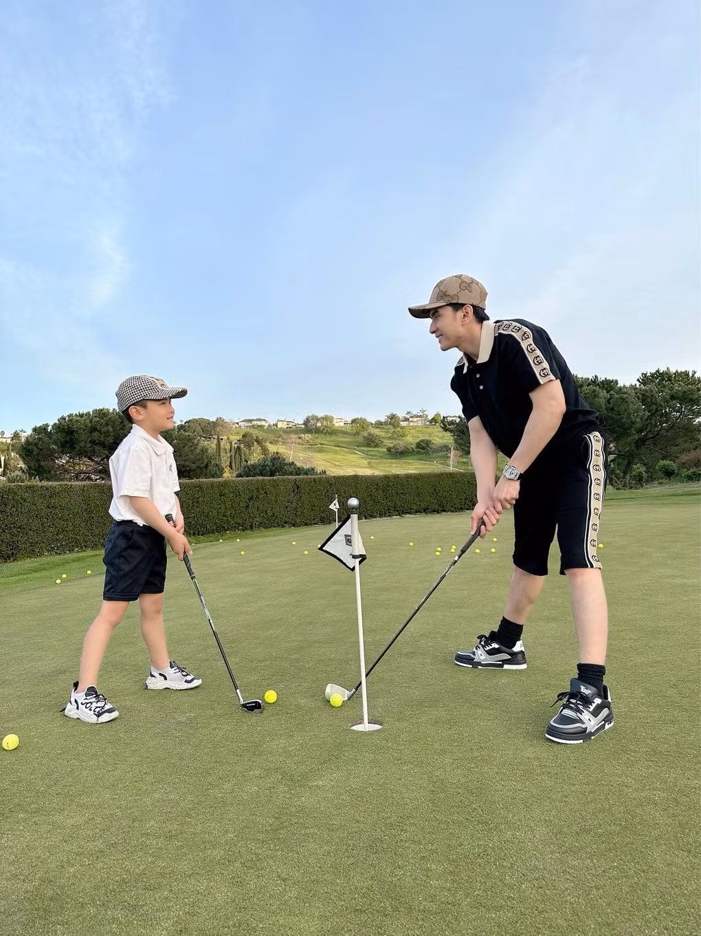 Đan Trường khẳng định dù bé Thiên Từ sống ở Mỹ cùng mẹ, anh và con ít gặp gỡ nhưng tình cảm giữa hai cha con không hề suy giảm. Tuy nhiên, vì bé chủ yếu nói tiếng Anh nên nam ca sĩ vẫn đang cố gắng giúp bé hiểu tiếng Việt nhiều hơn, cải thiện giao tiếp cùng con (Ảnh: Facebook nhân vật).