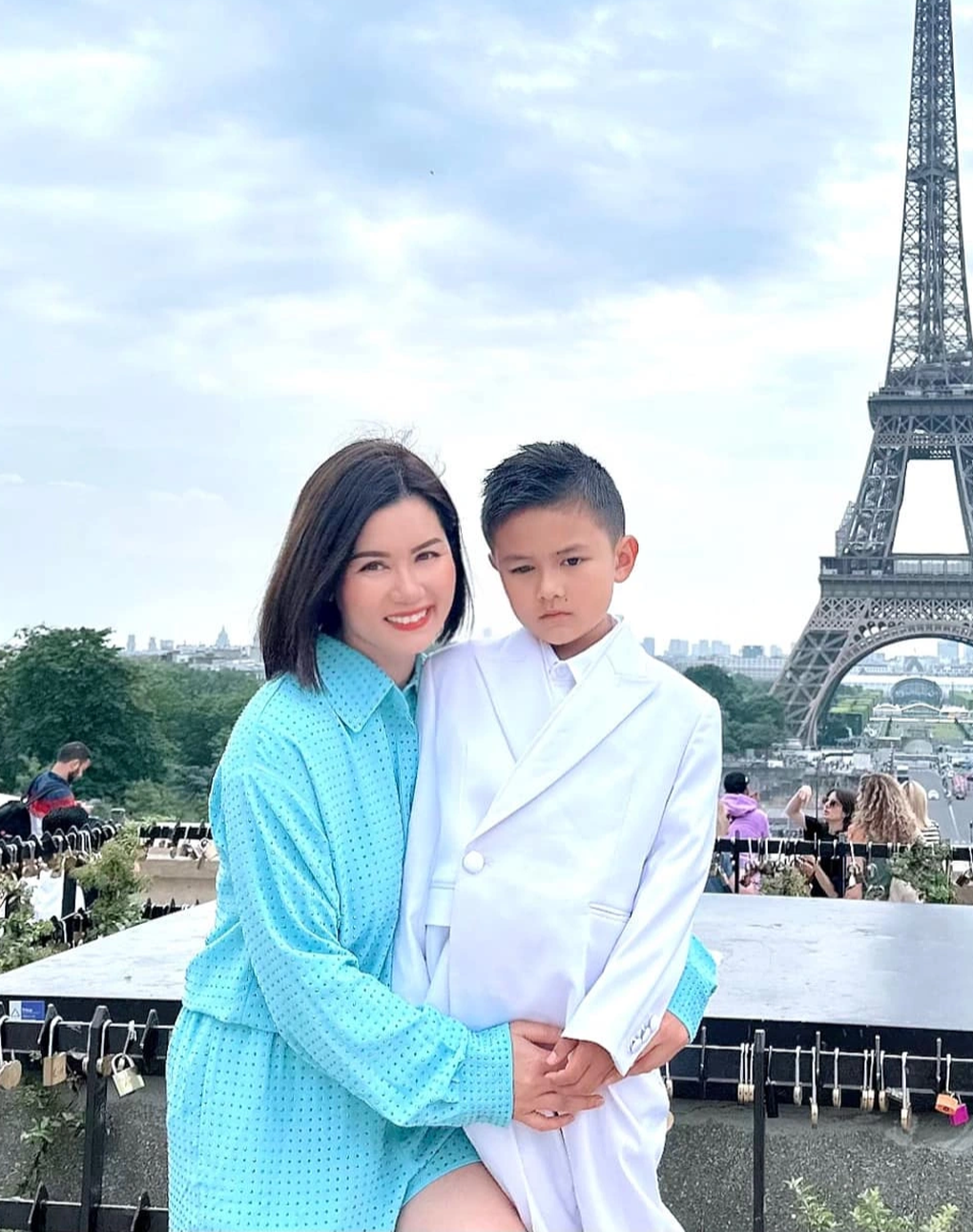 Về phía Thủy Tiên, khi được hỏi về mối quan hệ với Đan Trường, cô cho biết hai người xem nhau như bạn tốt. "Cả hai cùng nhau nuôi dạy và chăm sóc cho bé Thiên Từ có được cuộc sống tốt nhất về mặt tinh thần lẫn vật chất. Chuyện chia tay chẳng phải lỗi ở ai, vì thế, không nên căng thẳng với nhau, làm ảnh hưởng đến tâm lý con trẻ", vợ cũ Đan Trường cho hay (Ảnh: Facebook nhân vật).