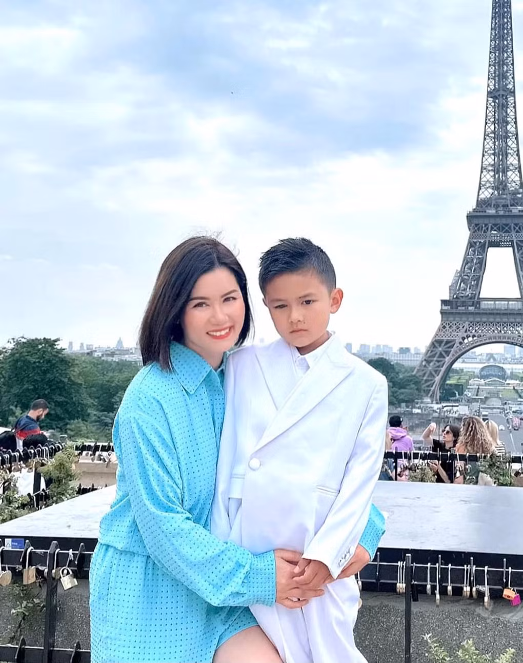 Về phía Thủy Tiên, khi được hỏi về mối quan hệ với Đan Trường, cô cho biết hai người xem nhau như bạn tốt. "Cả hai cùng nhau nuôi dạy và chăm sóc cho bé Thiên Từ có được cuộc sống tốt nhất về mặt tinh thần lẫn vật chất. Chuyện chia tay chẳng phải lỗi ở ai, vì thế, không nên căng thẳng với nhau, làm ảnh hưởng đến tâm lý con trẻ", vợ cũ Đan Trường cho hay (Ảnh: Facebook nhân vật).