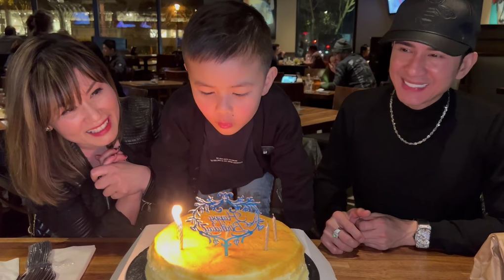 Dù cha mẹ ly hôn, bé Thiên Từ vẫn được hưởng trọn tình yêu thương từ 2 người. Trong các dịp sinh nhật con trai, Đan Trường và vợ cũ đều có mặt để thổi nến cùng con (Ảnh: Facebook nhân vật).