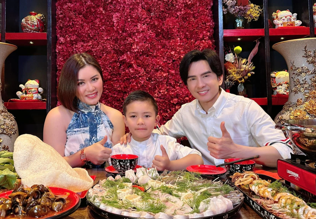 Đan Trường cũng nhiều lần chia sẻ về cuộc sống sau khi ly hôn. Giọng ca 7X nói anh và Thủy Tiên từng có khoảng thời gian dài bên nhau, đủ thấu hiểu và biết cách ứng xử sao cho văn minh vì "hết tình vẫn còn nghĩa" (Ảnh: Facebook nhân vật).