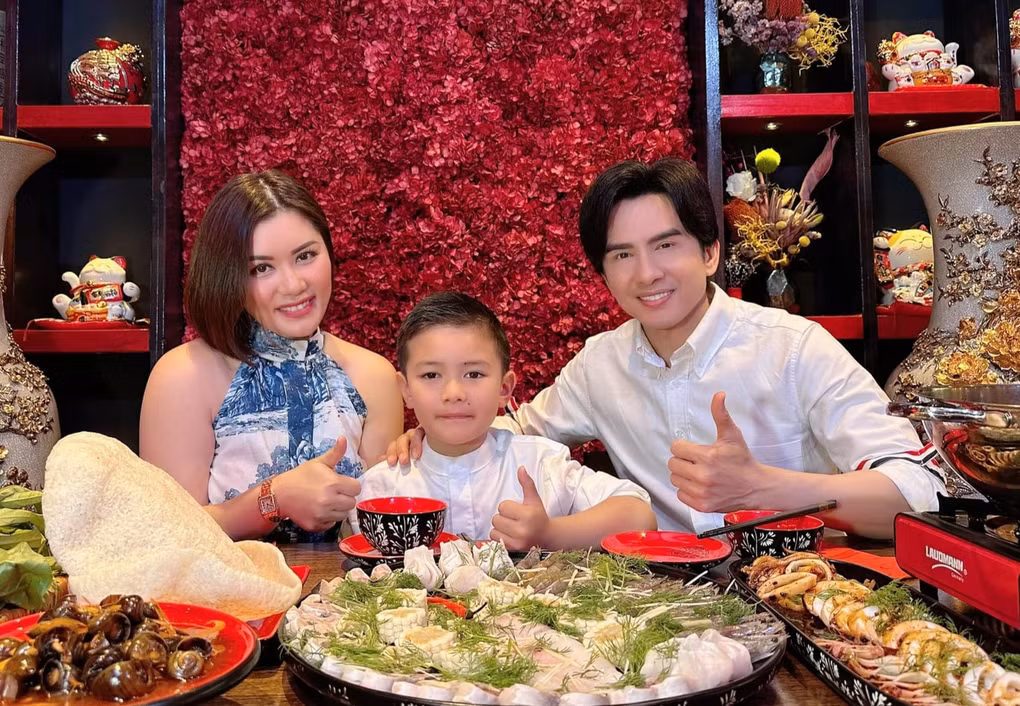 Đan Trường cũng nhiều lần chia sẻ về cuộc sống sau khi ly hôn. Giọng ca 7X nói anh và Thủy Tiên từng có khoảng thời gian dài bên nhau, đủ thấu hiểu và biết cách ứng xử sao cho văn minh vì "hết tình vẫn còn nghĩa" (Ảnh: Facebook nhân vật).