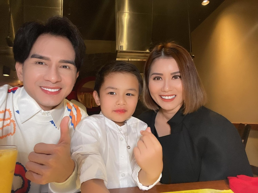 Sau khi ly hôn, Đan Trường và vợ cũ vẫn cư xử với nhau như bạn bè, cùng chăm sóc bé Thiên Từ (Ảnh: Facebook nhân vật).