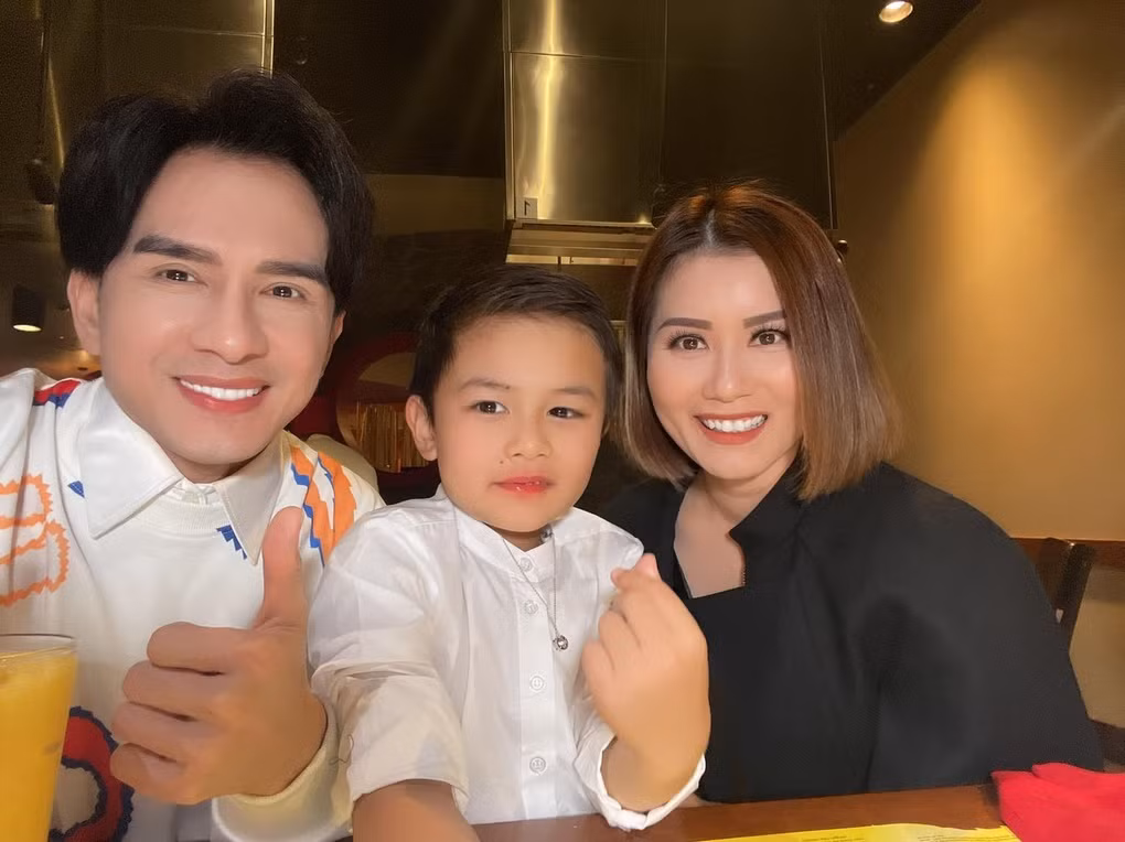 Sau khi ly hôn, Đan Trường và vợ cũ vẫn cư xử với nhau như bạn bè, cùng chăm sóc bé Thiên Từ (Ảnh: Facebook nhân vật).