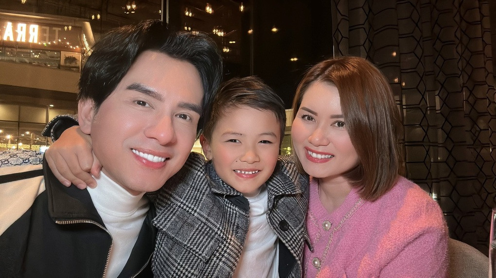 Dù đã ly hôn nhưng Đan Trường tiết lộ anh và Thủy Tiên vẫn có thể sống chung nhà nếu có dịp hội ngộ. Trong cuộc phỏng vấn hồi tháng 6/2022, ca sĩ kể: "Thủy Tiên thỉnh thoảng vẫn ở khách sạn hay sang nhà tôi chơi, hoặc khi tôi qua Mỹ thì cũng ở khách sạn hoặc ở nhà Thủy Tiên. Chúng tôi vẫn chăm sóc, lo cho nhau bình thường, chỉ không còn là vợ chồng nữa" (Ảnh: Facebook nhân vật).