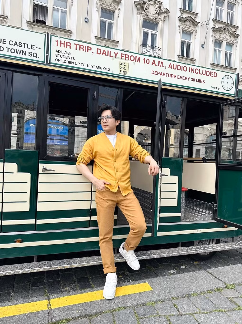 Đối với Đan Trường, nam ca sĩ hài lòng với cuộc sống hiện tại nhưng vẫn muốn có thêm nhiều thời gian gần gũi con trai. Anh ưu tiên những chuyến lưu diễn ở Mỹ để thăm con nhưng thấy "vẫn chưa đủ" (Ảnh: Facebook nhân vật).