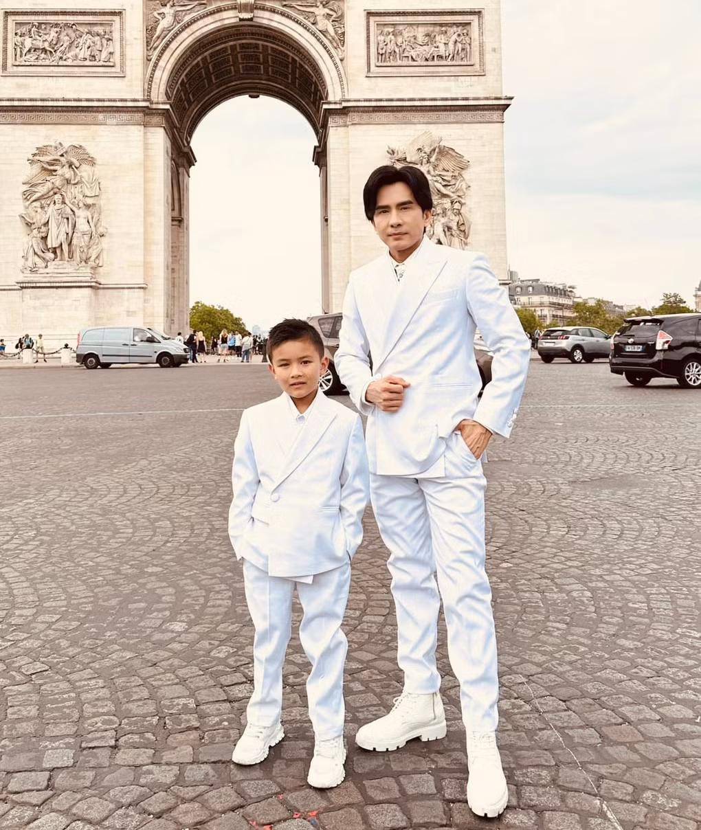 Đặc biệt, nam ca sĩ và vợ cũ đặt trách nhiệm chăm sóc con lên hàng đầu, luôn dành điều tốt nhất cho con. Đan Trường yên tâm khi vợ cũ chăm sóc con rất chu đáo, thường xuyên chia sẻ về cuộc sống hằng ngày của con. "Chúng tôi là bạn bè cùng chung một mối quan tâm trong cuộc sống", nam ca sĩ nói về vợ cũ trong cuộc phỏng vấn hồi đầu tháng 8 (Ảnh: Facebook nhân vật).