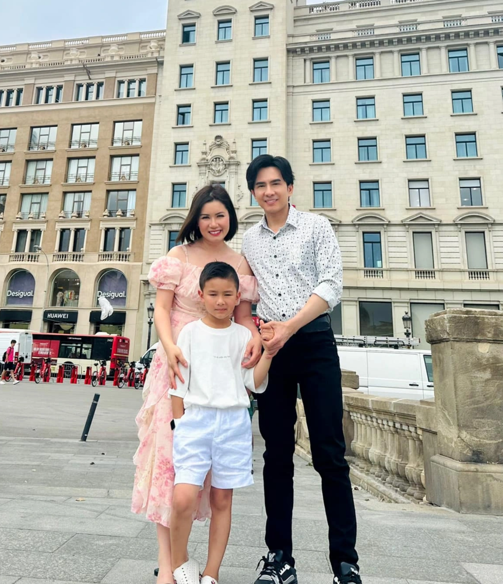 Đợt hè vừa qua, Đan Trường gây chú ý khi có con trai và vợ cũ đồng hành trong chuyến lưu diễn 6 nước ở châu Âu. Nam ca sĩ tranh thủ đưa Thủy Tiên và con trai đi chơi nhiều địa điểm sau những buổi chạy show bận rộn (Ảnh: Facebook nhân vật).